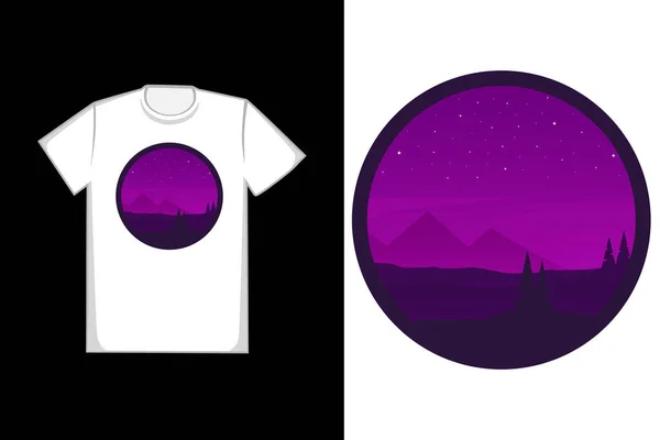 Tシャツ山自然松の木空の色紫 — ストックベクタ