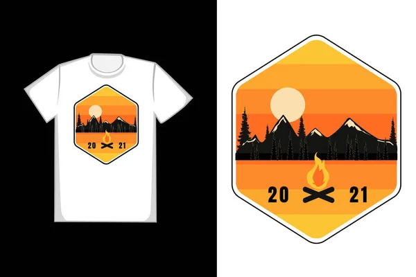 Tシャツシルエット山松の木たき火の夕日 — ストックベクタ