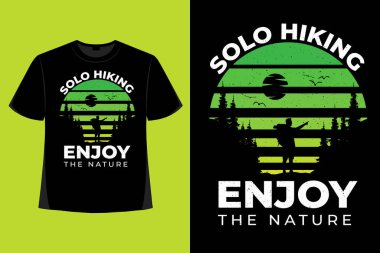 Doğa yürüyüşünün tişört tasarımı. Çam yeşili antika illüstrasyon.