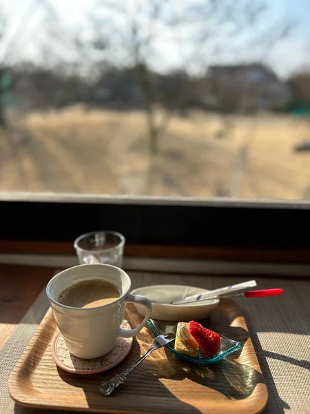 在舒适的咖啡店窗边放着糖果的咖啡休息时间 — 图库照片