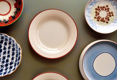 Beyaz arkaplanda boş bardak ve tabak seti