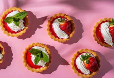 Beyaz arka planda lezzetli taze çilekli pasta.