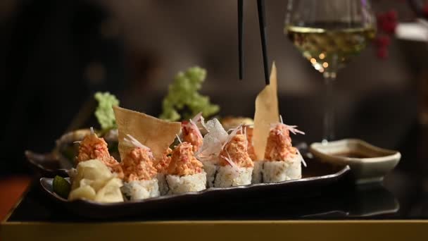 Umieścić Jedną Rolkę Sushi Przy Użyciu Kijów Sushi Wysokiej Jakości — Wideo stockowe