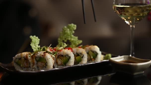 Dejte Jeden Sushi Roll Použití Tyčinek Sushi Vysoce Kvalitní Fullhd — Stock video
