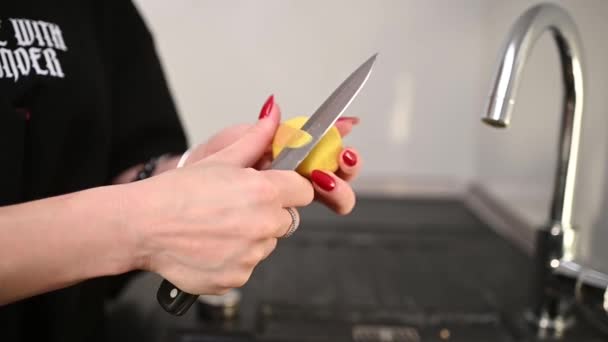 女性はシンクにナイフでジャガイモを剥がします 高品質のフルHd映像 — ストック動画