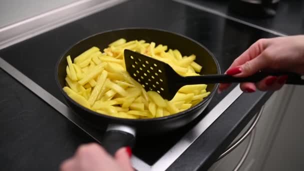 Γυναικεία Χέρια Αναποδογυρίζουν Τις Πατάτες Ένα Τηγάνι Υψηλής Ποιότητας Υλικό — Αρχείο Βίντεο