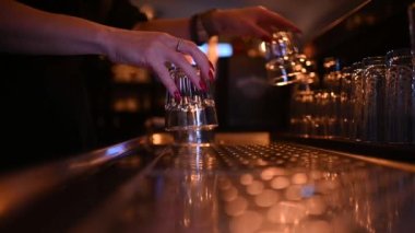 Kız barmen temiz bardaklar ayarlar. Yüksek kaliteli FullHD görüntüler