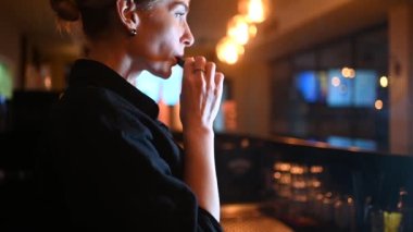 Bir kadının duman üflemesi ve buharlaşması hakkında yakın görüş. Yüksek kaliteli FullHD görüntüler