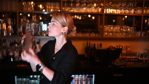 Kadın Barmen Barda Kokteyl Hazırlıyor Yüksek Kaliteli Fullhd Görüntüler — Stok video