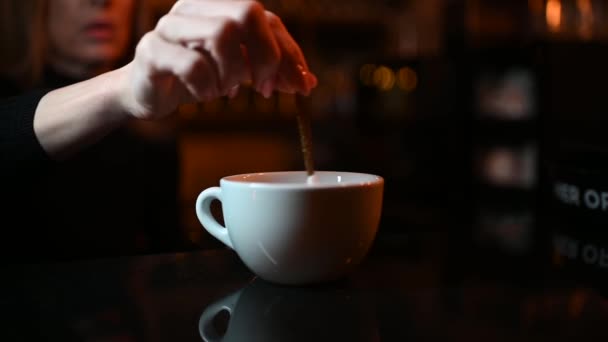 Mujer Revolviendo Azúcar Café Taza Blanca Imágenes Fullhd Alta Calidad — Vídeo de stock