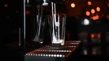 Şeffaf bardakta kapuçino yapan kahve makinesi. Yüksek kaliteli FullHD görüntüler