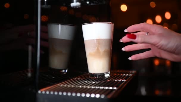 Una Mano Donna Prende Bicchiere Con Latte Macchiato Filmati Fullhd — Video Stock
