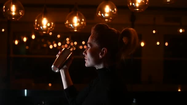 Kvinnlig Bartender Gör Cocktail Baren Högkvalitativ Fullhd Film — Stockvideo