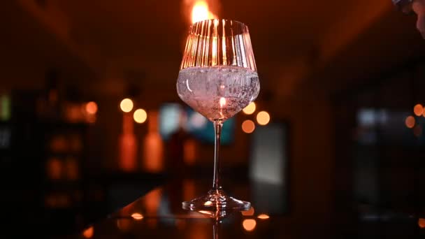 透明的玻璃杯 酒吧台上有晶莹的水 优质Fullhd影片 — 图库视频影像