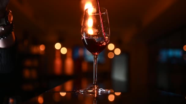 Rött Vin Hälls Ett Genomskinligt Glas Som Står Bardisken Högkvalitativ — Stockvideo