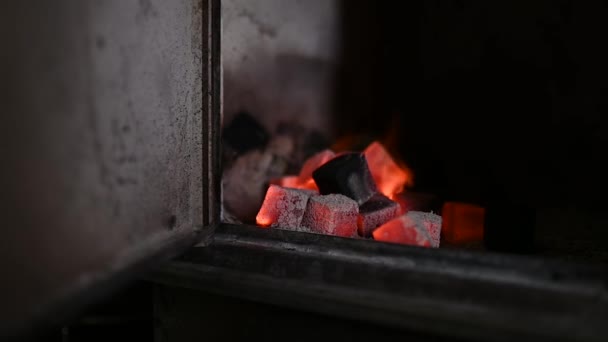 Άνοιξε Την Πόρτα Στη Σόμπα Όπου Καίγονται Κάρβουνα Στη Σόμπα — Αρχείο Βίντεο