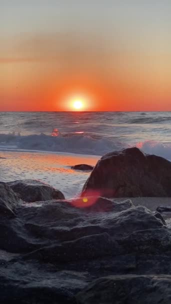 Deniz Sahili Gün Doğumu Çarpıcı Renkli Gökyüzü Bulutları Yüksek Kaliteli — Stok video