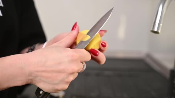 Lavaboya Bıçakla Patates Soyan Kadın Yüksek Kaliteli Fullhd Görüntüler — Stok video