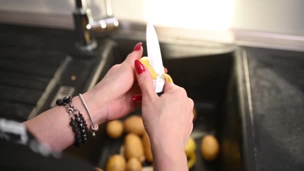 Femme Épluchant Des Pommes Terre Avec Couteau Dans Évier Des — Video