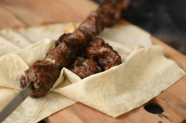 Şiş kebap parçaları pide ekmeğinin üzerinde. Yüksek kalite fotoğraf
