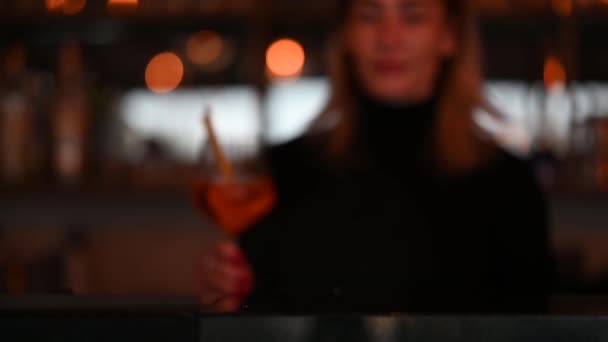 Camarera Sirve Aperol Vaso Transparente Una Mano Mujer Toma Vaso — Vídeo de stock