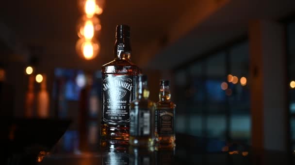Wetzlar 2024 Jack Daniels Flaschen Stehen Auf Dem Tresen Hochwertiges — Stockvideo