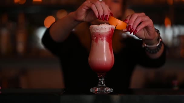 Barvrouw Versiert Cocktail Met Sinaasappelschijfje Hoge Kwaliteit Fullhd Beeldmateriaal — Stockvideo
