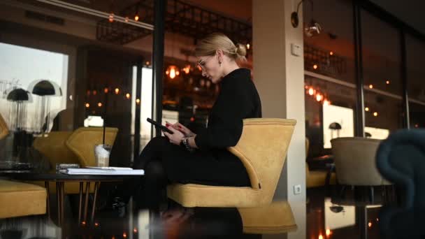 Empresaria Vasos Trabajando Con Ablet Durante Una Pausa Para Café — Vídeos de Stock