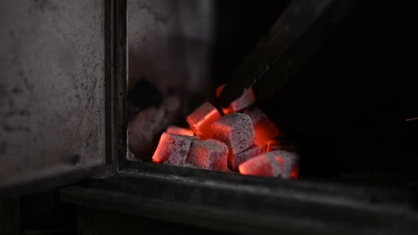Χρησιμοποιώντας Λαβίδες Για Γυρίσει Πάνω Καύση Κάρβουνα Hookah Στη Σόμπα — Αρχείο Βίντεο