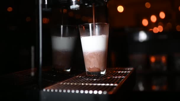 Máquina Café Fazendo Latte Macchiato Vidro Transparente Imagens Fullhd Alta — Vídeo de Stock