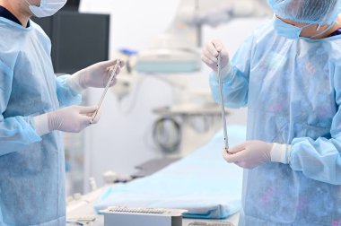 Doktorlar ameliyat için metal iğneleri seçerler. Yüksek kalite fotoğraf