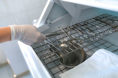 Masanın üzerinde tıbbi steril aletler var. Yüksek kalite fotoğraf