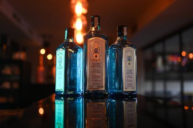 Wetzlar, Almanya - 13.03.2024. Bardaki Cin Bombay Sapphire. Geçmişi bulanık. Yüksek kalite fotoğraf