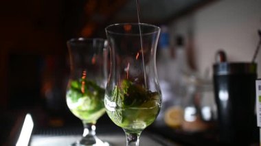 Barda Mojito yapmak. Yüksek kaliteli FullHD görüntüler