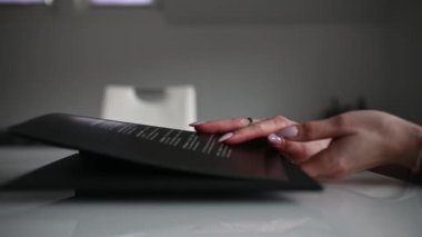 Kadın elleri kara kitabı açıyor, yakın plan. Yüksek kaliteli FullHD görüntüler
