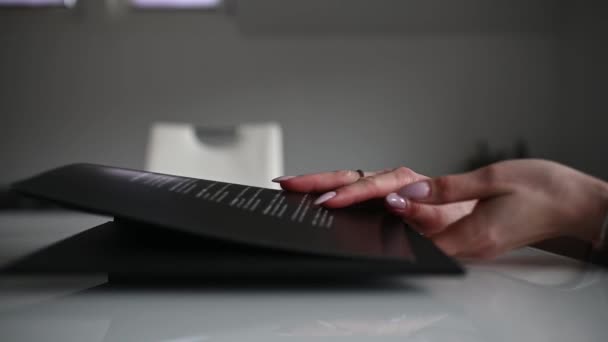 Mãos Femininas Abrindo Livro Preto Close Imagens Fullhd Alta Qualidade — Vídeo de Stock