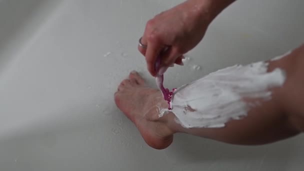 Γυναίκα Αποτρίχωση Πόδι Της Ένα Ντους Υψηλής Ποιότητας Υλικό Fullhd — Αρχείο Βίντεο