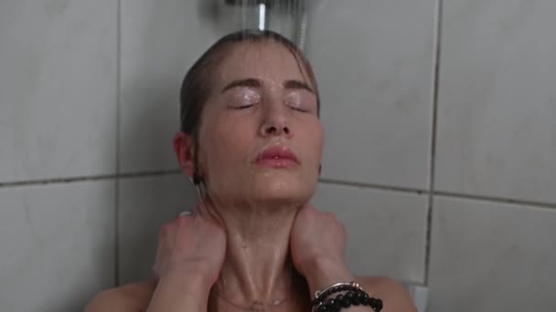 Mujer Rubia Lavándose Pelo Ducha Imágenes Fullhd Alta Calidad — Vídeos de Stock