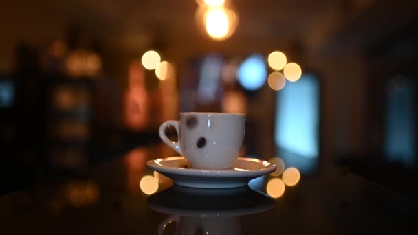 酒吧柜台上放着一杯咖啡浓缩咖啡 上面放着咖啡豆 优质Fullhd影片 — 图库视频影像