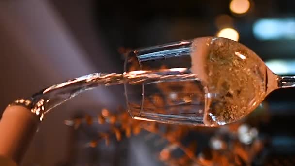 白葡萄酒倒入放在吧台上的透明玻璃杯中 垂直录像 优质Fullhd影片 — 图库视频影像