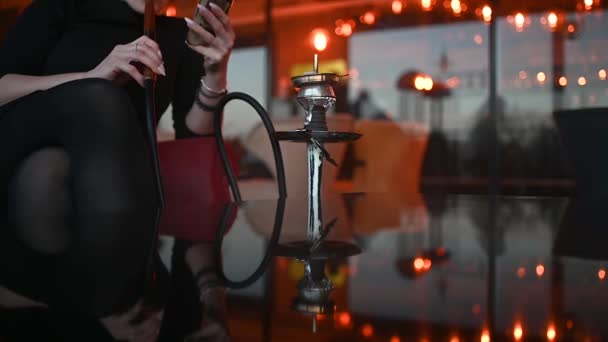 女性はフカを吸う ホッカのクローズアップ動画 煙のスローモーションビデオ 高品質のフルHd映像 — ストック動画