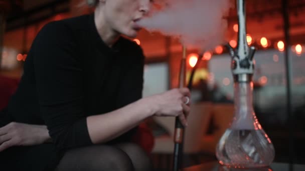 Woman Smokes Hookah Close Video Hookah Slow Motion Video Smoke — Stock Video