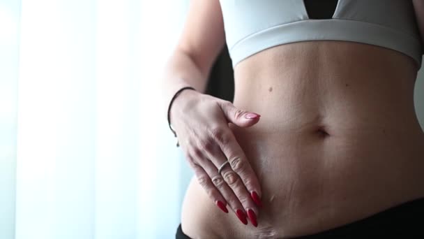 Kobieta Stosująca Krem Leczenia Blizn Operacji Wyrostka Robaczkowego Wysokiej Jakości — Wideo stockowe
