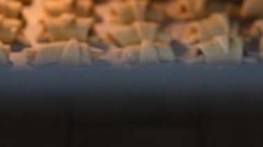 Fırının kapısı açılıyor ve fırında simit kurabiyeleri var. Yüksek kaliteli FullHD görüntüler