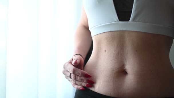 Mulher Usando Creme Para Cuidar Cicatrizes Após Cirurgia Apêndice Imagens — Vídeo de Stock
