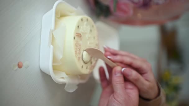 ジェンダーパーティー 両親はスプーンでケーキの上にクリームの層を取り除きます その少年 高品質のフルHd映像 — ストック動画