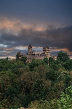 Braunfels, Almanya - 16.05.2024. Gün batımında Braunfels 'teki şatonun manzarası. Yüksek kaliteli dikey fotoğraf