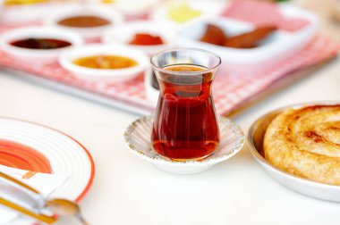 Masada bir fincan Türk çayı, kahvaltı. Yüksek kalite fotoğraf