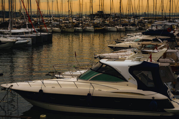 Яхтенный порт против закатного неба. Высокое качество фото