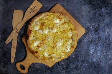 Tahta tahtada erimiş Mozzarella 'lı sıcak peynirli pizza. Yüksek kalite fotoğraf